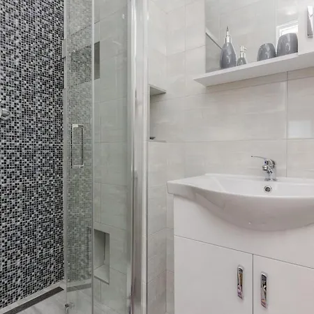 Flora Maris Pool شقة
