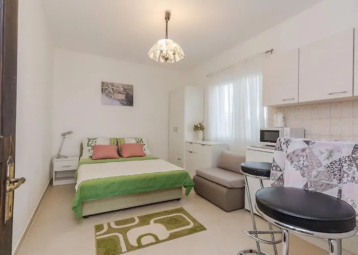 Flora Maris Pool Apartment