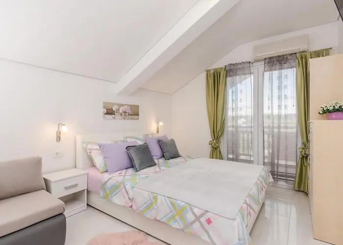 Flora Maris Pool Apartment