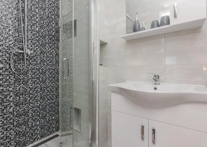 Flora Maris Pool Apartment