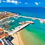 Flora Maris Pool شقة